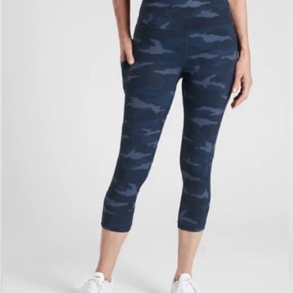 Athleta Ultimate Stash Pocket Navy Blue Camo Capri